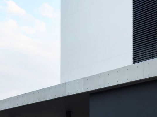 白い外観の建物  