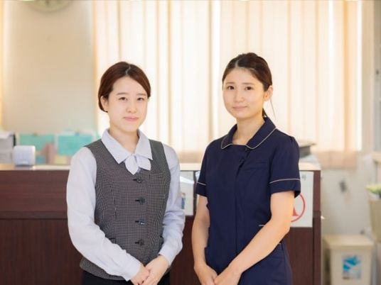 受付で並ぶ職員  