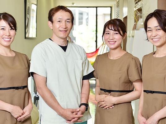 スタッフが並ぶ廊下  