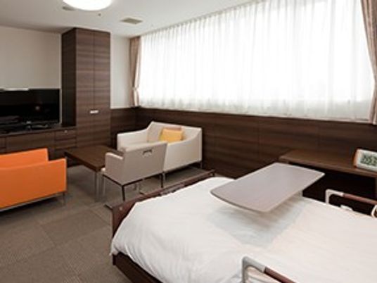 明るい居室のベッド周辺  