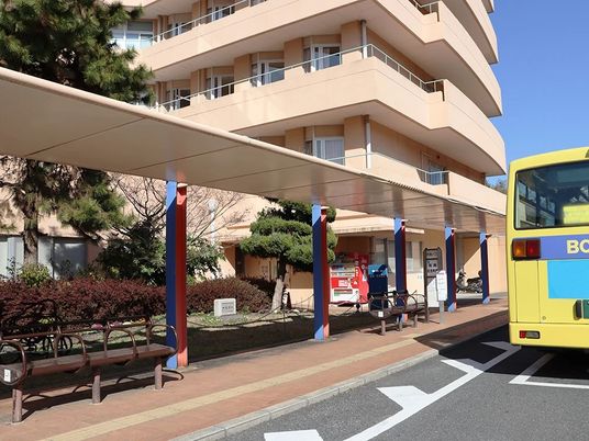 建物前の送迎車  