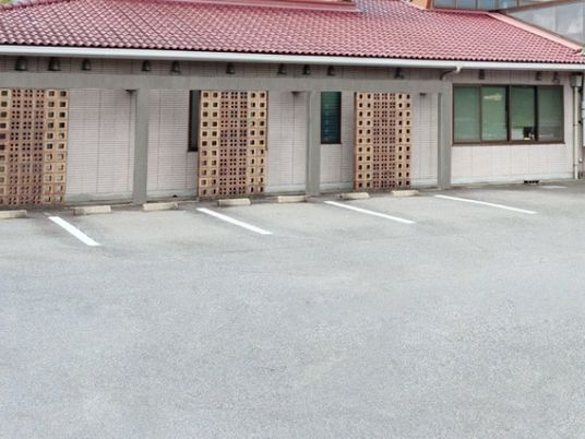 建物前の駐車場  