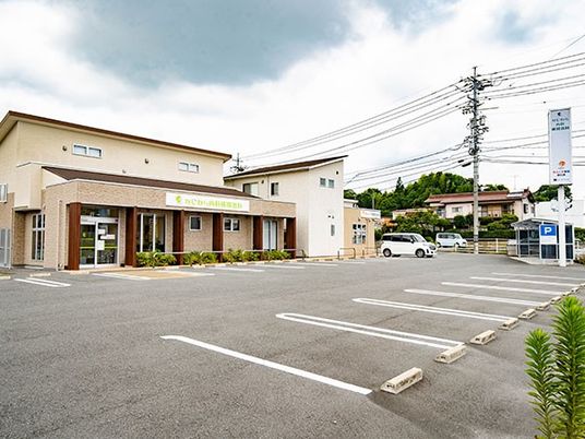 駐車場と建物の外観  