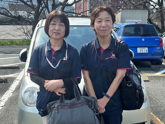スタッフ2人の屋外駐車場  