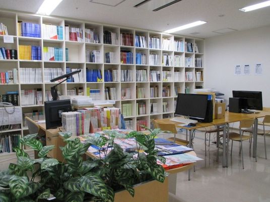 資料が並ぶ多目的室  