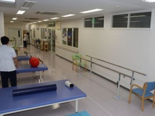 機能訓練室の広い通路  