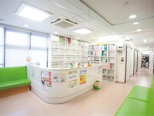 明るい受付と待合の内観  