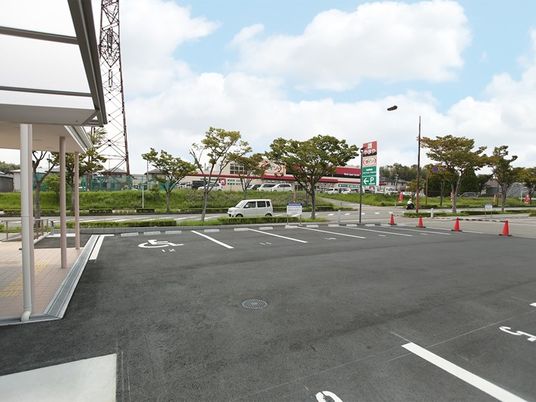 駐車場のある外観  