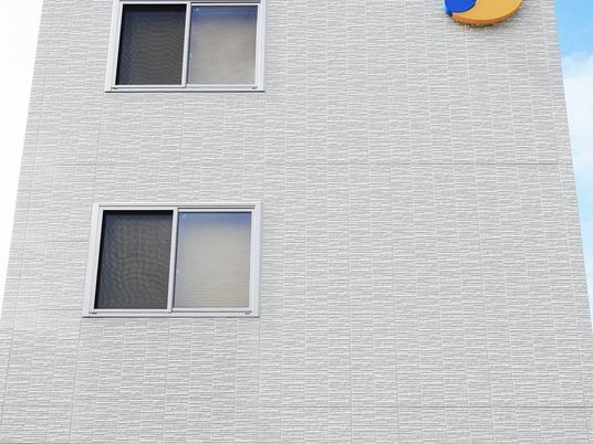 白い外壁の建物外観  
