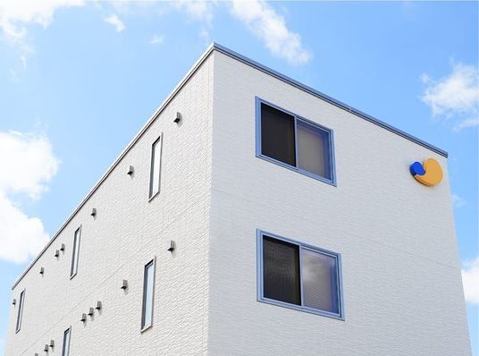 白い建物の外観  