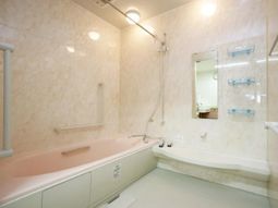 明るい浴室の内観