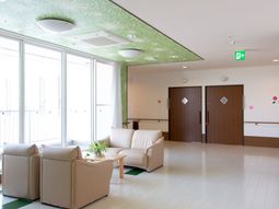 清潔な明るいラウンジ空間