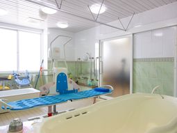 介護施設の明るい浴室