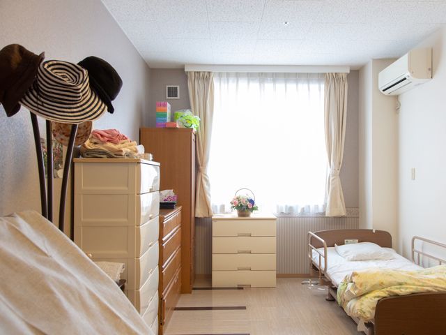 ゆったりした個室の居室 居室  風通しの良い個室で、日当たりも確保されており、プライバシーを大事にしながら過ごせる環境です。安らぎと快適性を重視した機能的な設計が特徴的で、穏やかな時間を過ごすことができます。