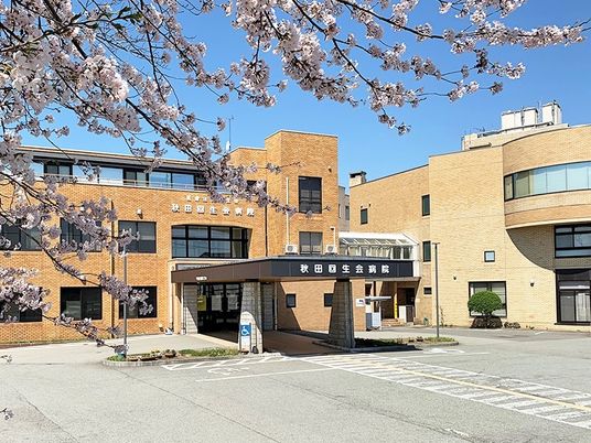 桜と病院の外観  