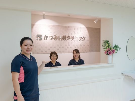 受付で案内するスタッフ  