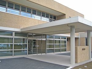 建物正面の玄関  