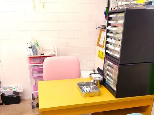 整理された作業机のある室内  