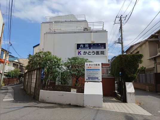 住宅街の医療機関外観  
