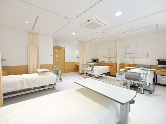 明るい居室のベッド配置  