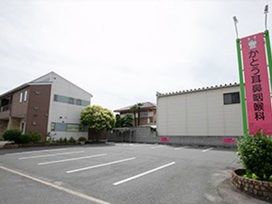 建物外観と駐車場の様子、外観  