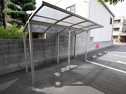 建物脇の駐輪場  