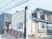 明るい外観の建物前  