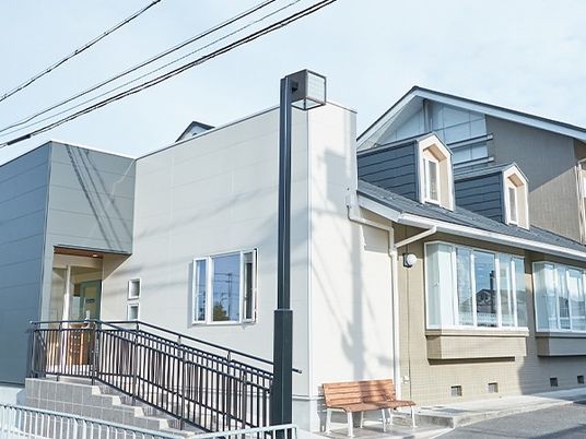 明るい外観の建物前  
