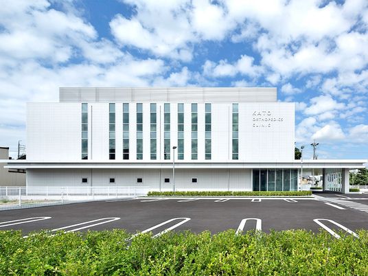 白い建物の外観  
