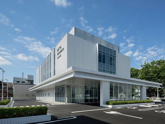 白い建物の外観  