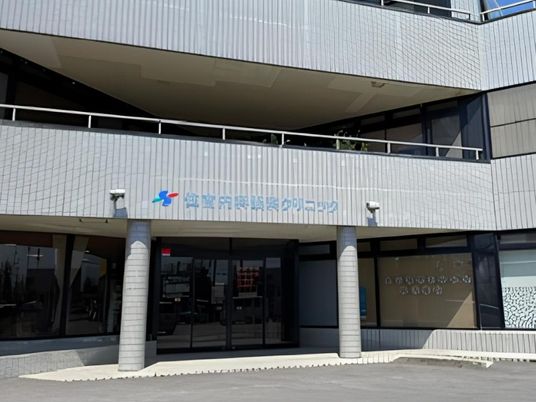 施設外観の正面玄関  