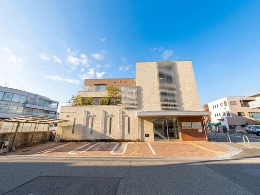 明るい建物の外観  