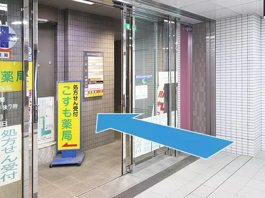 受付前のガラス扉  