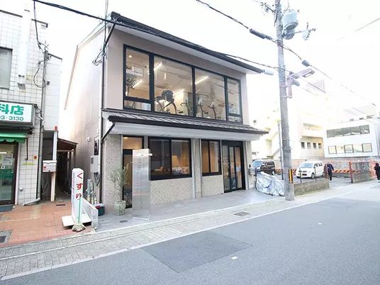 2階建ての施設外観  