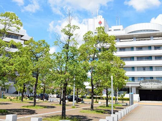 病院前の外観  