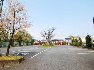 広い駐車場の外観  