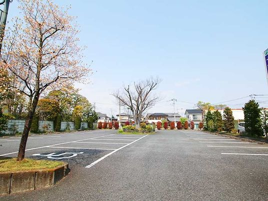 広い駐車場の外観  