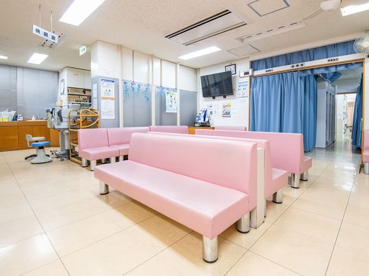 待合室の長椅子と受付  
