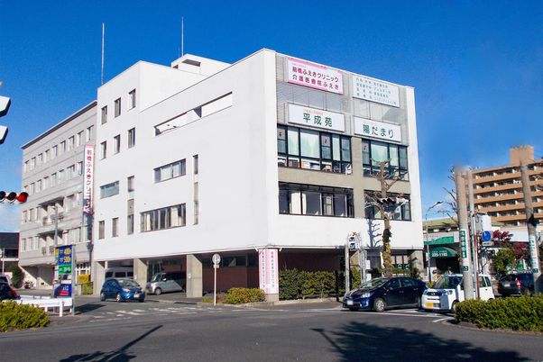 白い建物の外観