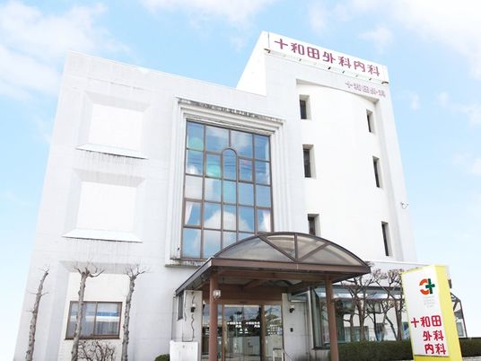 白い建物の外観  