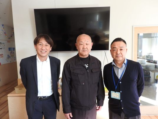 職員3人のテレビ前  