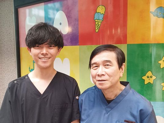 笑顔のスタッフ2人が並ぶ  