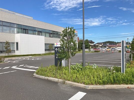 建物前の駐車場外観  