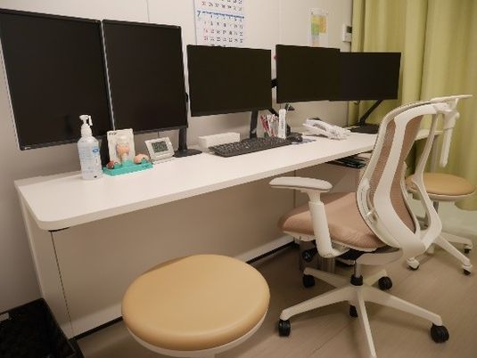 明るい事務机と椅子の部屋  
