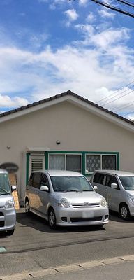 駐車場のある建物外観