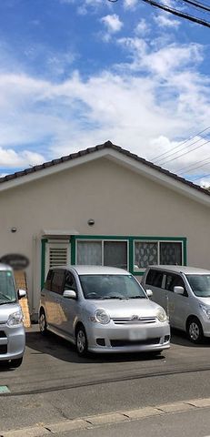 駐車場のある建物外観