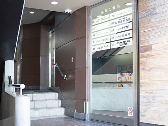 建物内のエレベーター前  