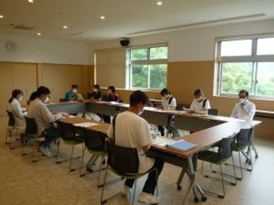 会議をする多目的室  