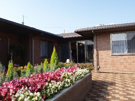 花が咲く住宅のエントランス