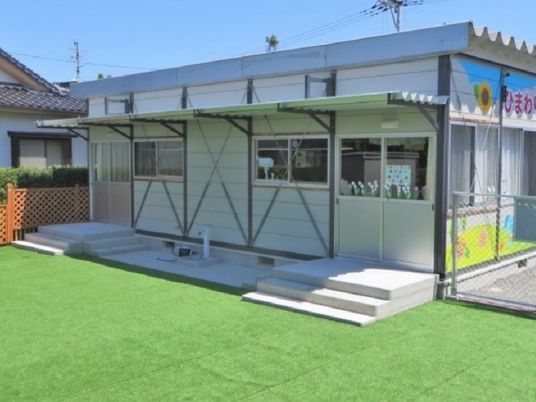 庭付きの建物外観  
